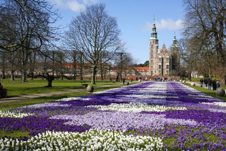 Palacio y Jardines de Rosenborg en un día soleado