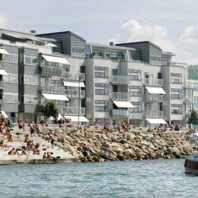 Un día soleado en la costa de Malmö con gente bañandose