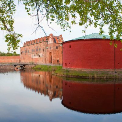 Museo de Malmö envuelto en un lago con jardines