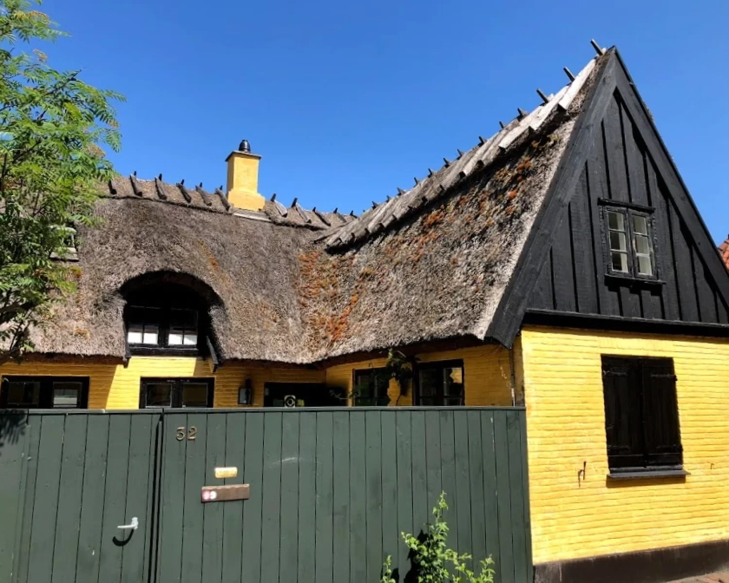 Casa típica amarilla y de madera del pueblo costero de Dragør