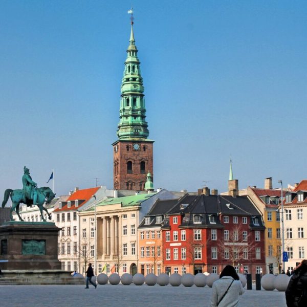 Plaza de Christiansborg con la Iglesia de Sant Nicolas